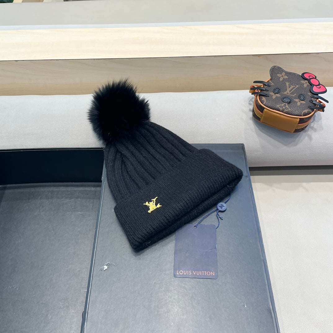 BONNET EN LAINE NOIRE ET FOURRURE DE RENARD 409788 