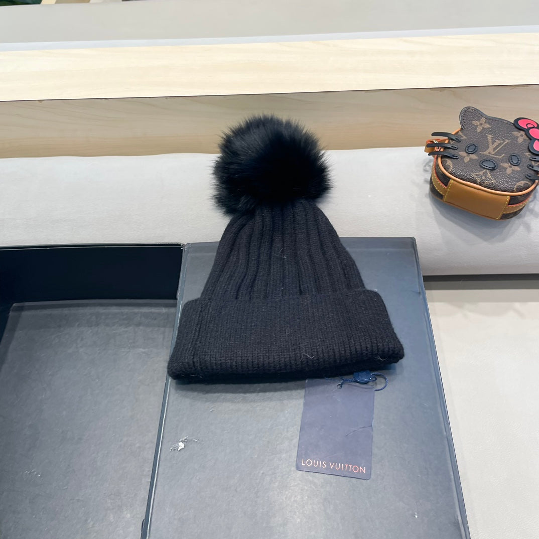 BONNET EN LAINE NOIRE ET FOURRURE DE RENARD 409788 