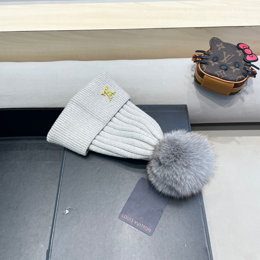 BONNET EN LAINE GRIS CLAIR ET FOURRURE DE RENARD 409791