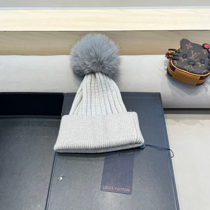 BONNET EN LAINE GRIS CLAIR ET FOURRURE DE RENARD 409791