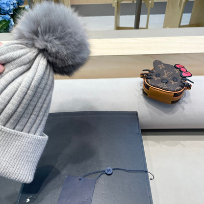 BONNET EN LAINE GRIS CLAIR ET FOURRURE DE RENARD 409791