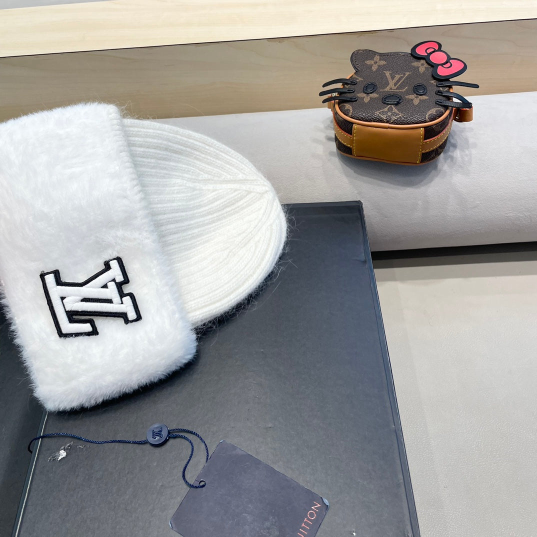 BONNET EN LAINE BLANCHE ET FOURRURE DE LAPIN 413354 