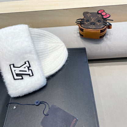 BONNET EN LAINE BLANCHE ET FOURRURE DE LAPIN 413354 