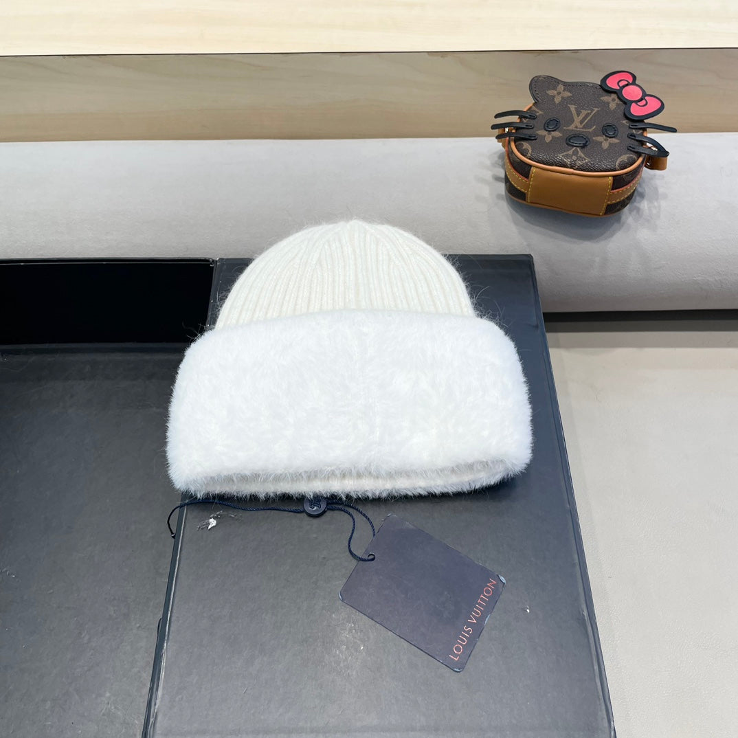 BONNET EN LAINE BLANCHE ET FOURRURE DE LAPIN 413354 