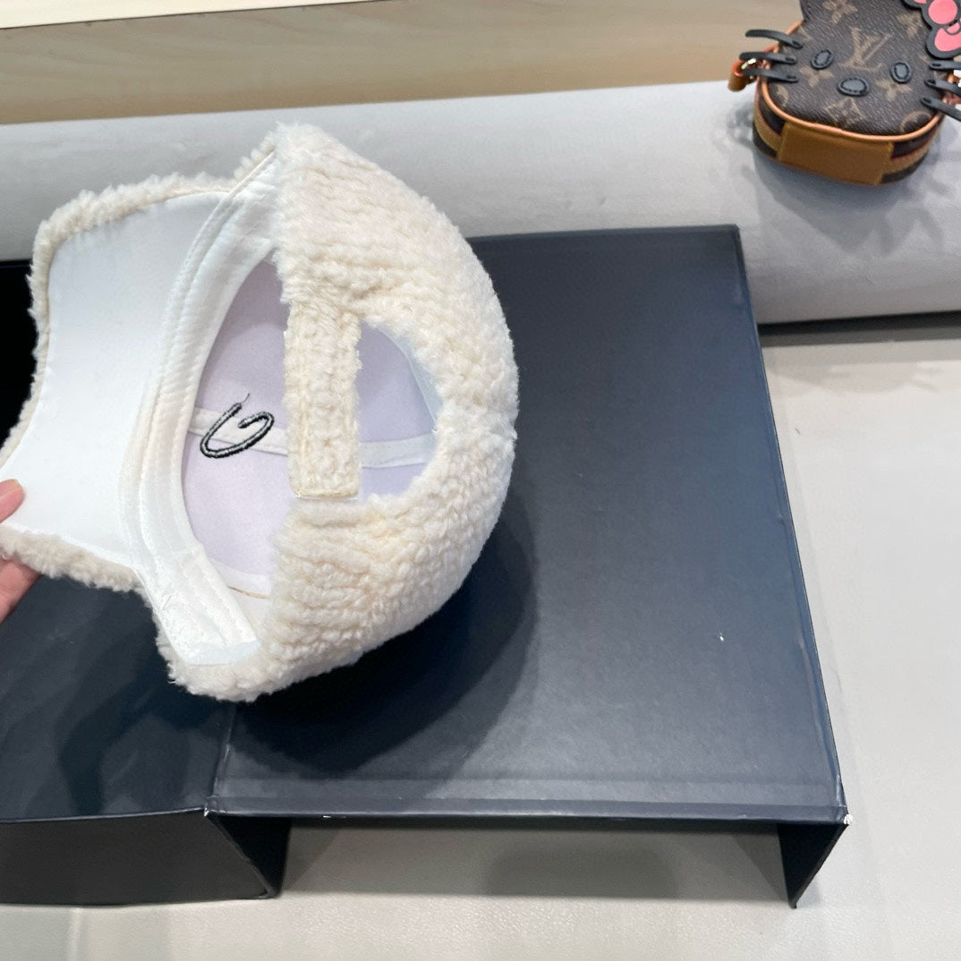 CASQUETTE DE BASEBALL EN LAINE BLANCHE 421243 