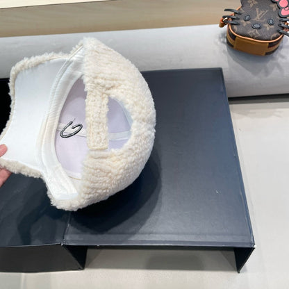 CASQUETTE DE BASEBALL EN LAINE BLANCHE 421243 