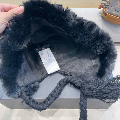 BONNET EN LAINE NOIRE AVEC OREILLES DE CHAT JAPONAIS 421256 