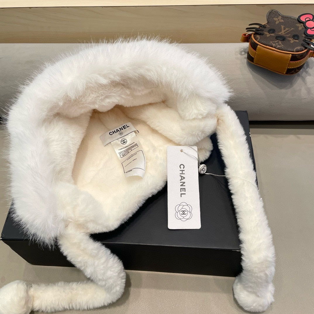 BONNET EN FOURRURE D'AGNEAU BLANC 426240 