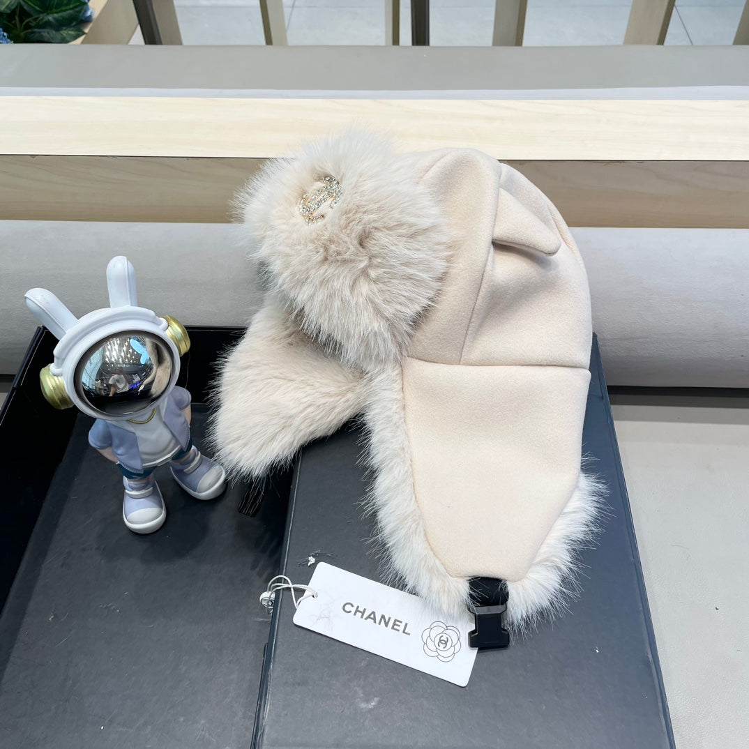 CHAPEAU DE TRAPPEUR EN DAIM BLANC ET FOURRURE D'AGNEAU 429971 