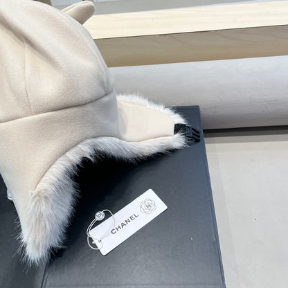 CHAPEAU DE TRAPPEUR EN DAIM BLANC ET FOURRURE D'AGNEAU 429971 