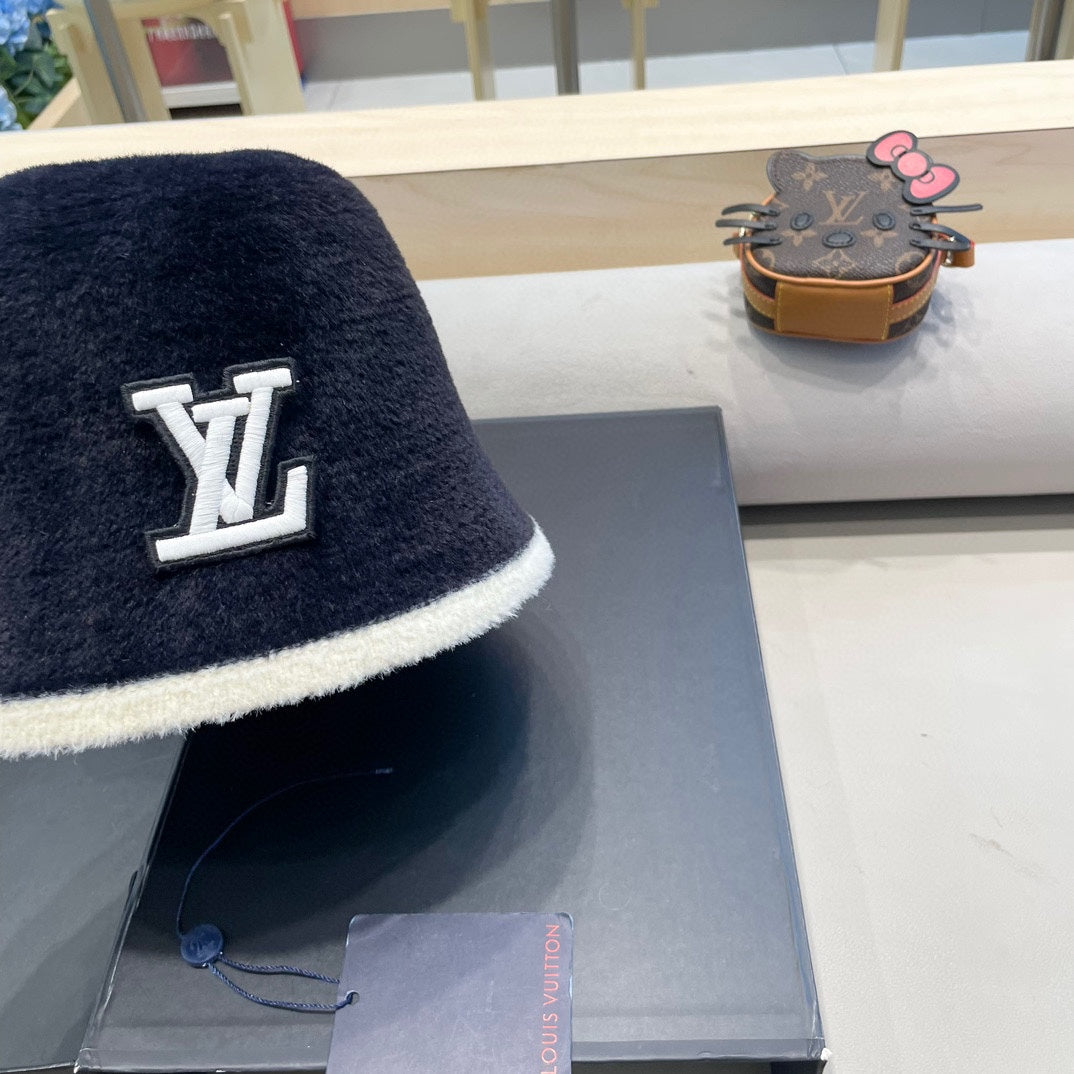 CHAPEAU BOB EN FOURRURE D'AGNEAU BLEU MARINE ET BLANC 431378 