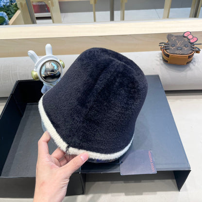 CHAPEAU BOB EN FOURRURE D'AGNEAU BLEU MARINE ET BLANC 431378 