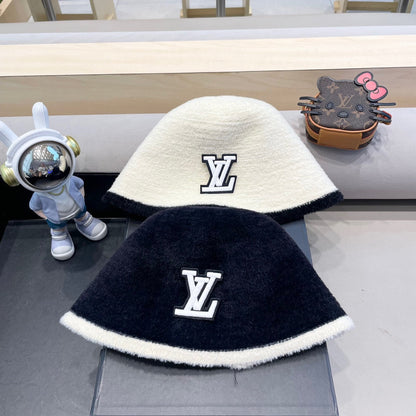 CHAPEAU BOB EN FOURRURE D'AGNEAU BLEU MARINE ET BLANC 431378 