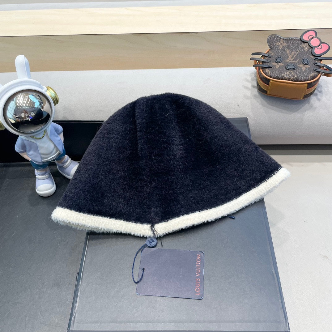 CHAPEAU BOB EN FOURRURE D'AGNEAU BLEU MARINE ET BLANC 431378 