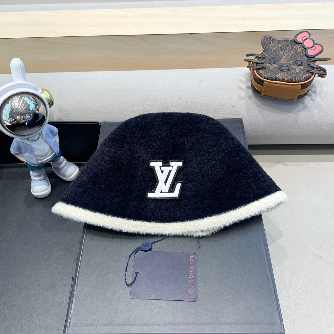 CHAPEAU BOB EN FOURRURE D'AGNEAU BLEU MARINE ET BLANC 431378 