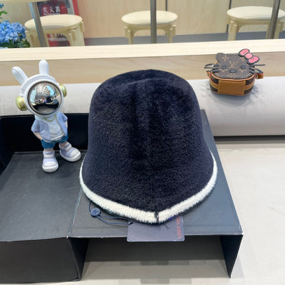 CHAPEAU BOB EN FOURRURE D'AGNEAU BLEU MARINE ET BLANC 431378 