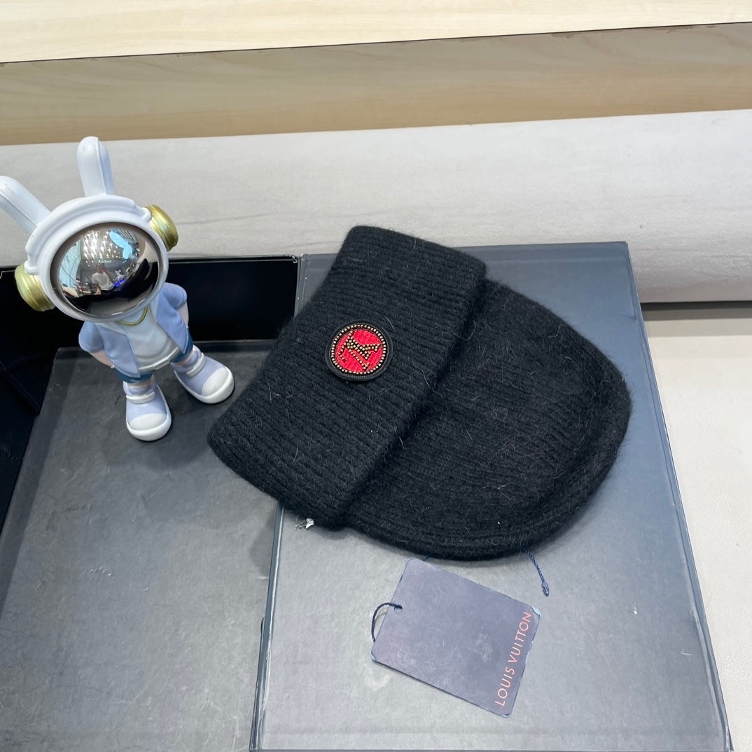 BONNET EN LAINE NOIRE ET FOURRURE DE LAPIN 433473 
