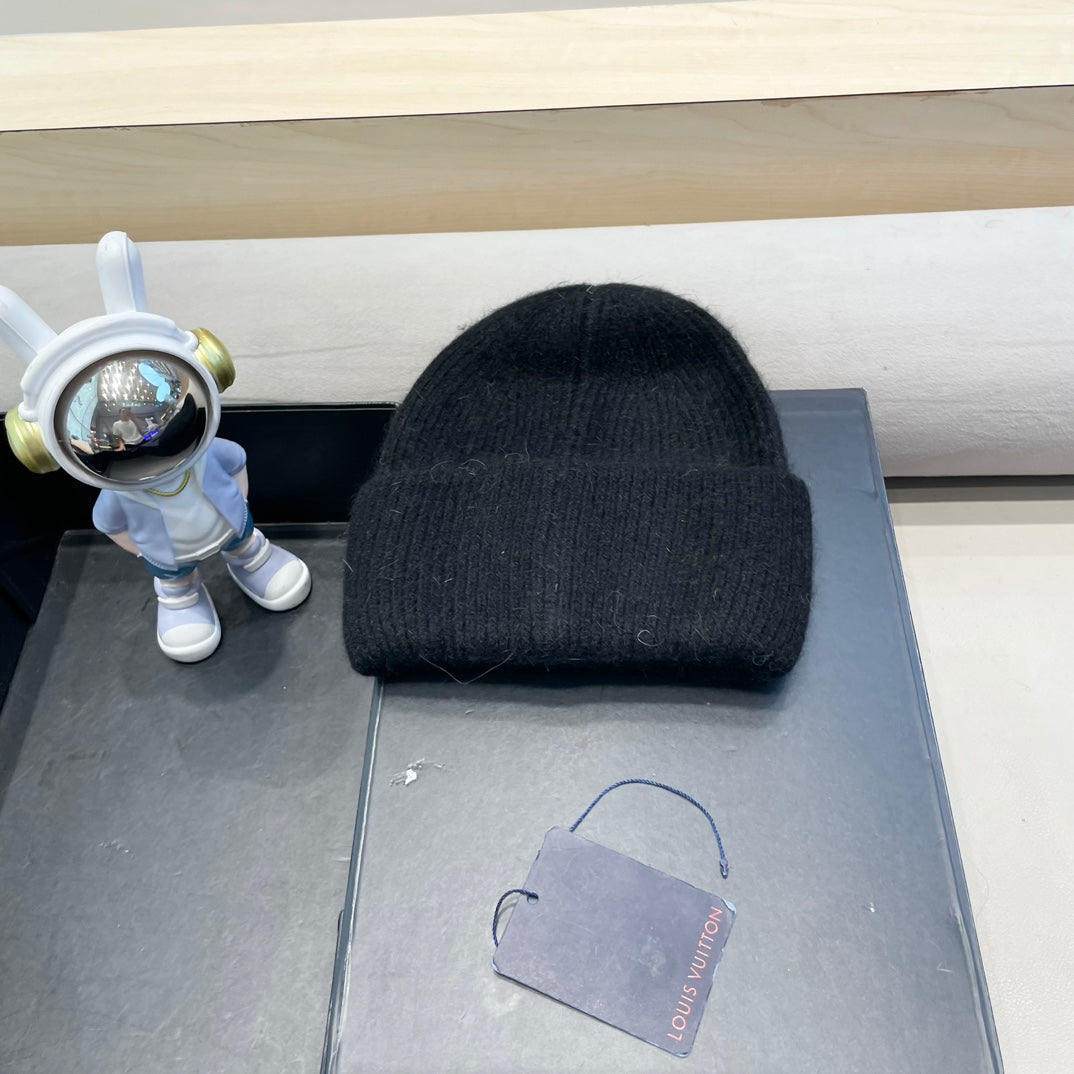 BONNET EN LAINE NOIRE ET FOURRURE DE LAPIN 433473 