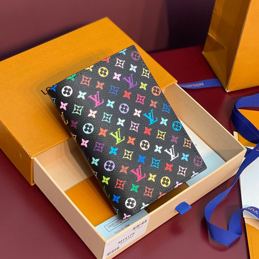 Étui pour passeport LV x TM en toile monogrammée noire et multicolore