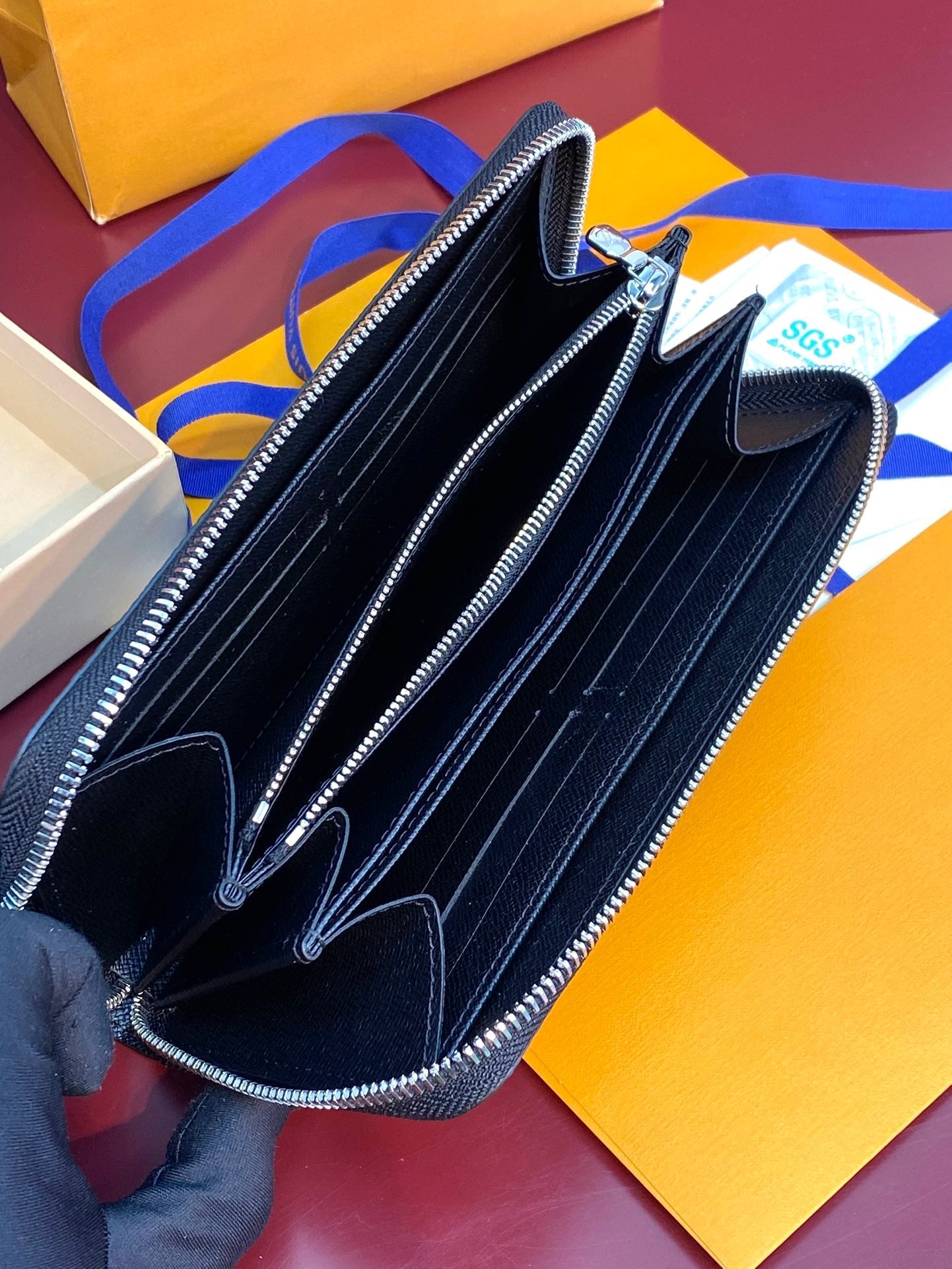 Portefeuille zippé LV x TM en toile monogrammée noire et multicolore