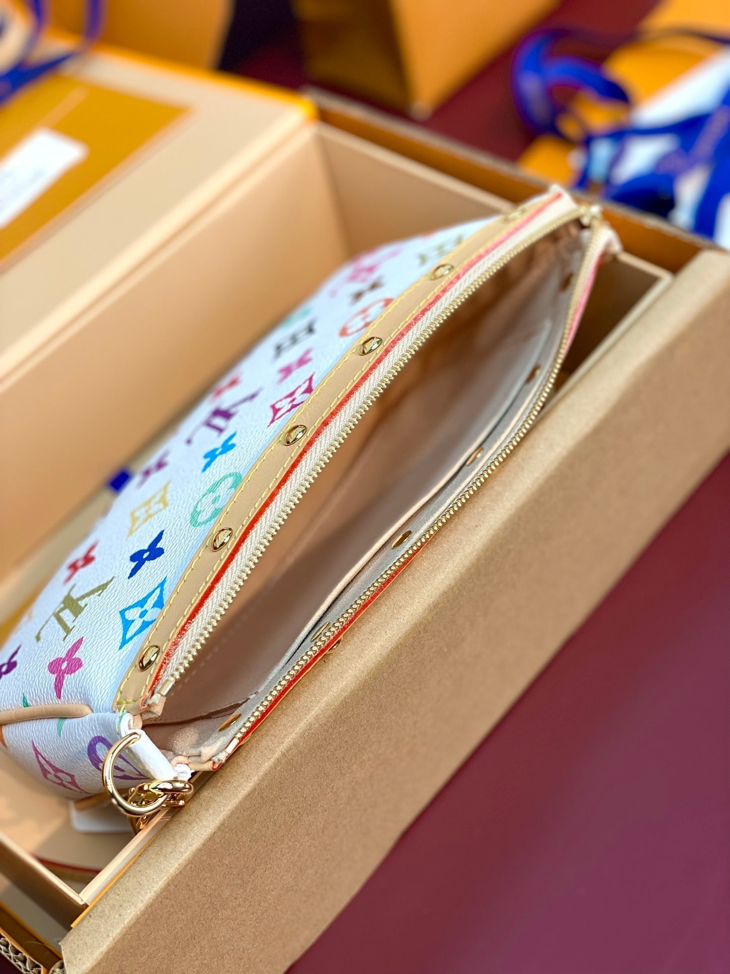 Pochette Accessoires LV x TM 22 cm en toile monogrammée blanche et multicolore