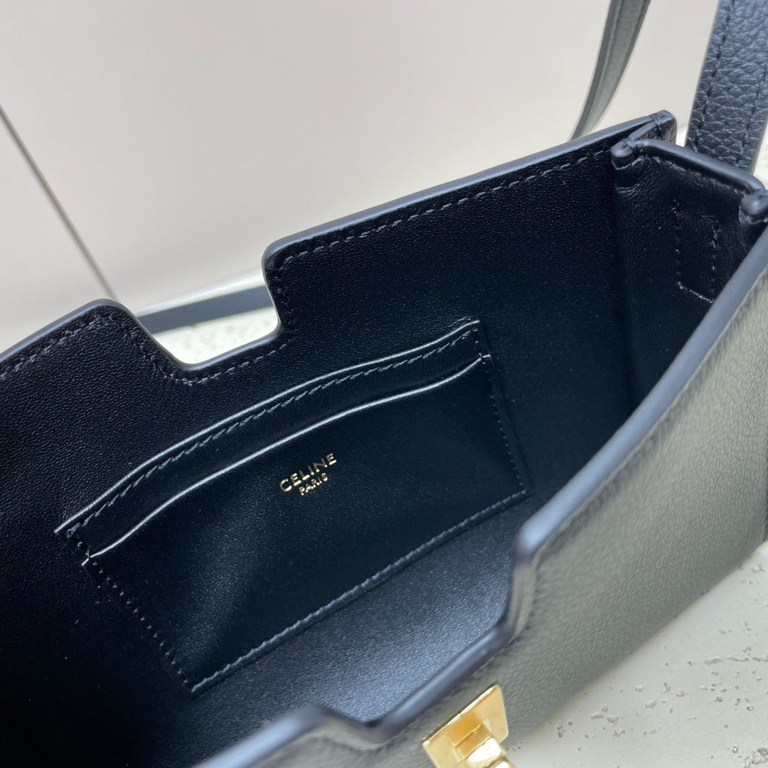 ミニ 18 ストラップ ポシェット（ブラック サプル カーフスキン）
