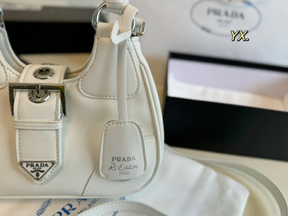 PRA 23 ムーン パッド入りバッグ ホワイトカーフスキン ストラップ付き