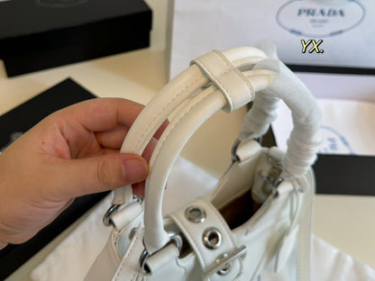 PRA 23 ムーン パッド入りバッグ ホワイトカーフスキン ストラップ付き