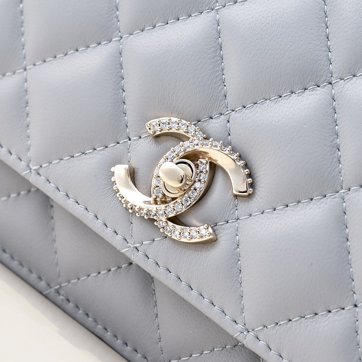 Poignée supérieure CC 24K Woc 19 cm en cuir d'agneau gris clair et quincaillerie or clair