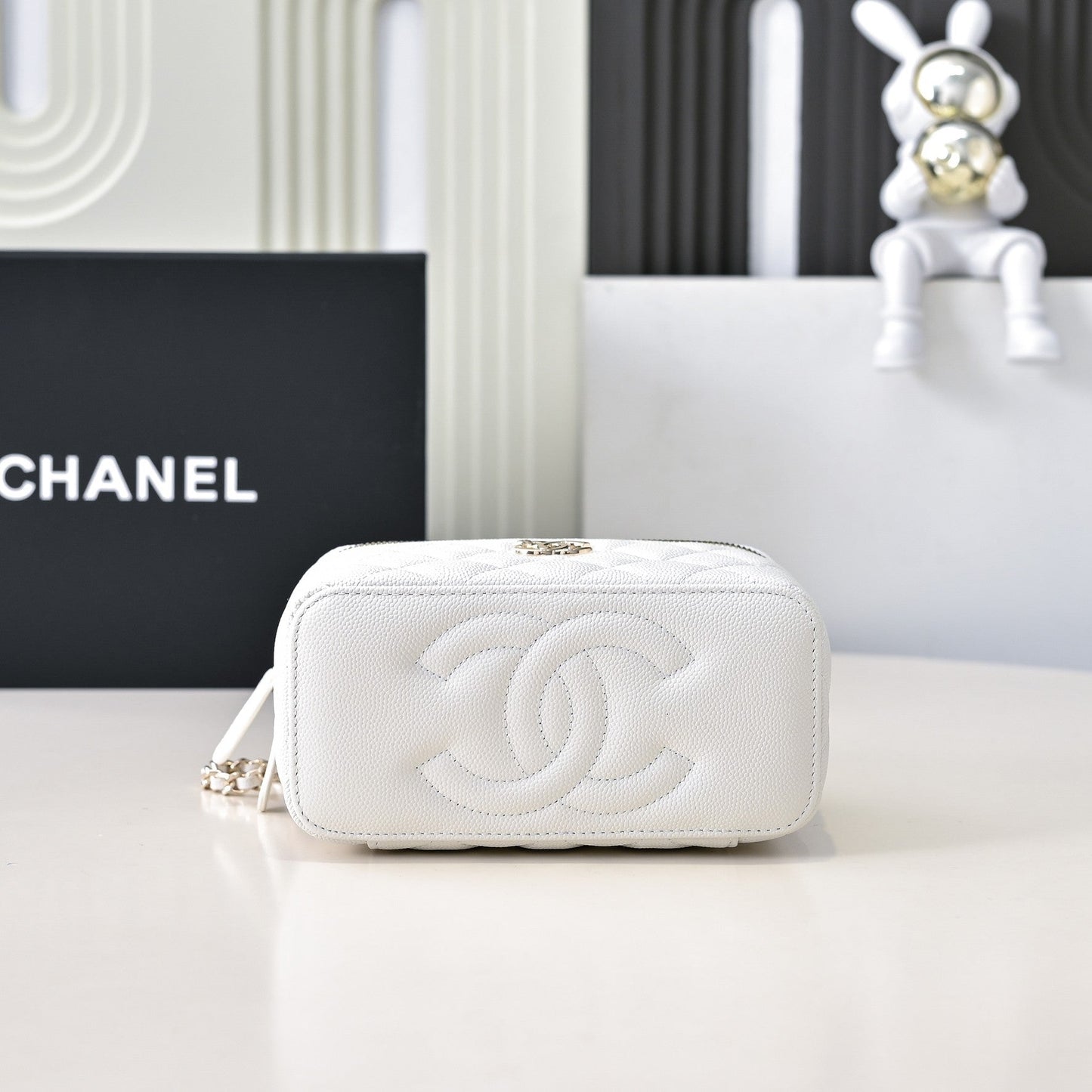 CC 25C Vanity Top Handle 17cm White Grained Calfskin Light Gold Hardware