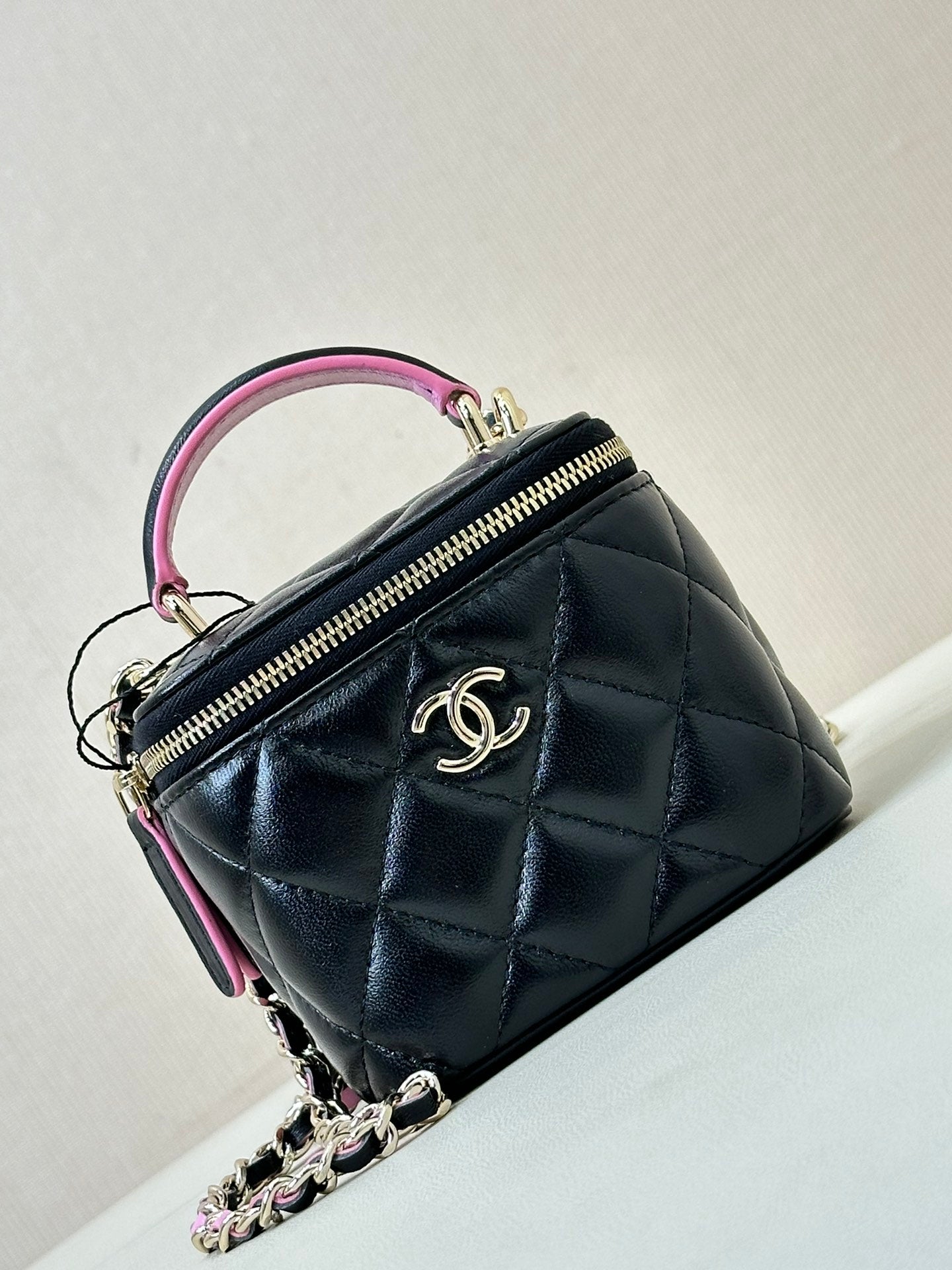 sac bandoulière vanity poignée supérieure 10 cm cuir d'agneau noir rose 