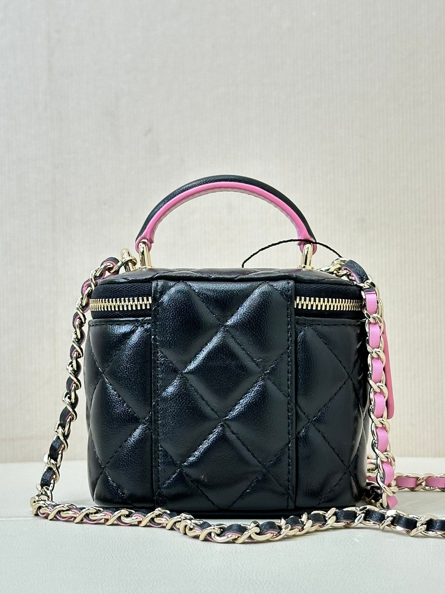 sac bandoulière vanity poignée supérieure 10 cm cuir d'agneau noir rose 