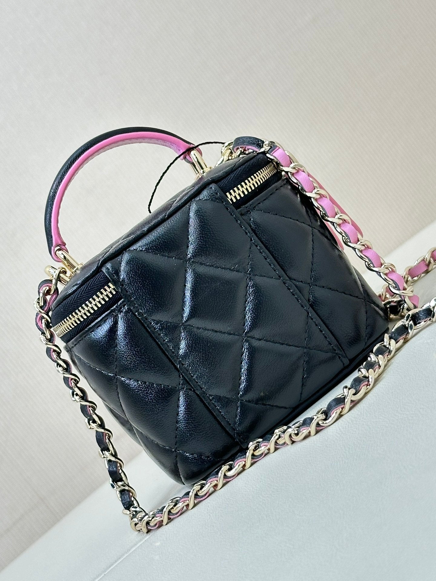 sac bandoulière vanity poignée supérieure 10 cm cuir d'agneau noir rose 