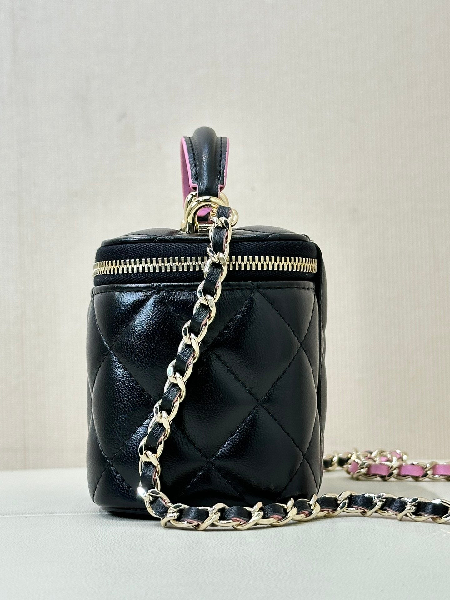 sac bandoulière vanity poignée supérieure 10 cm cuir d'agneau noir rose 