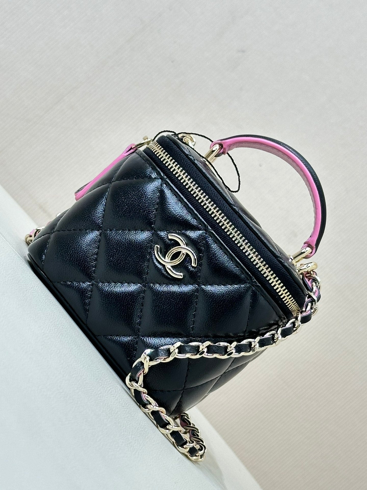 sac bandoulière vanity poignée supérieure 10 cm cuir d'agneau noir rose 