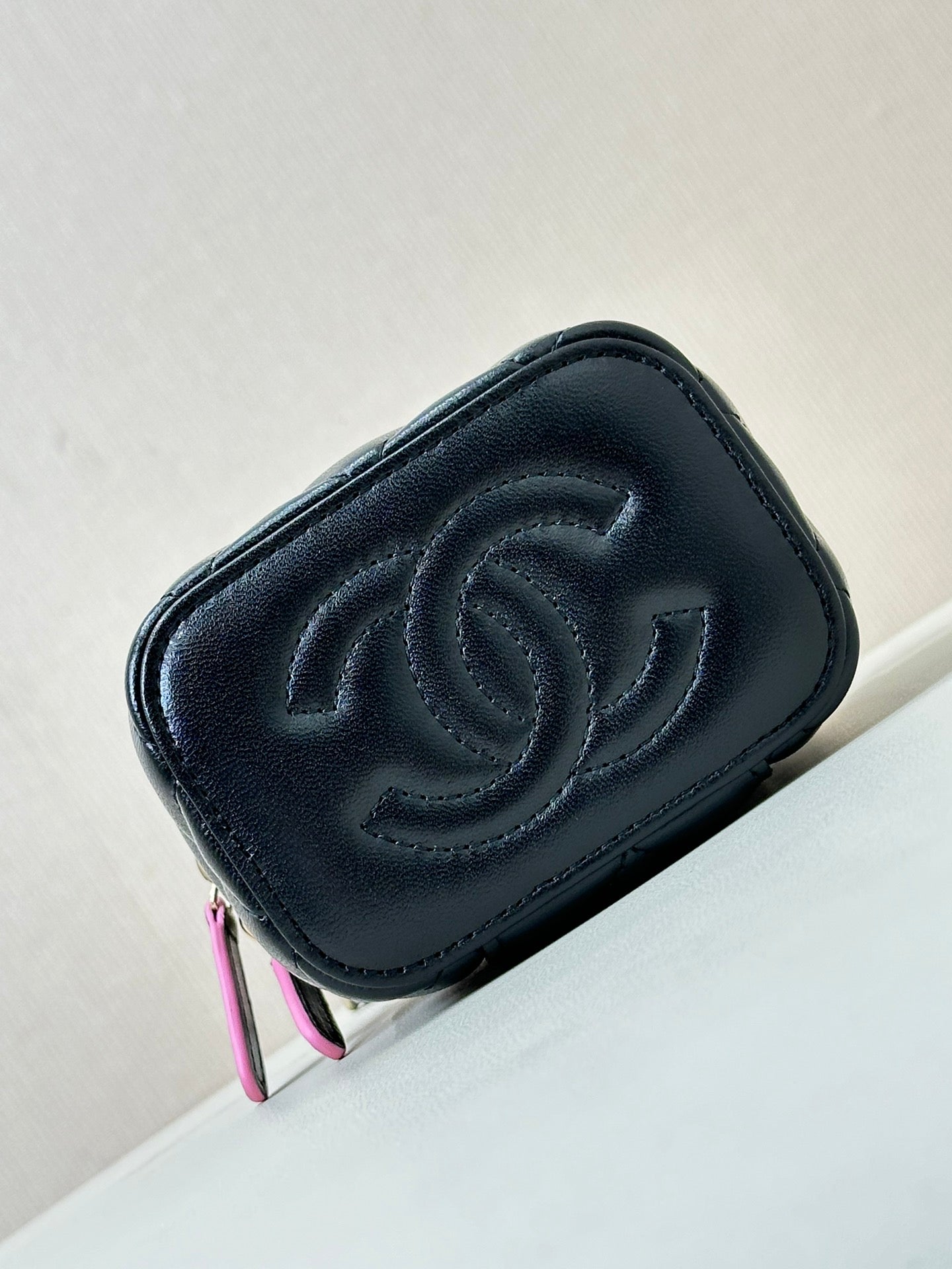 sac bandoulière vanity poignée supérieure 10 cm cuir d'agneau noir rose 