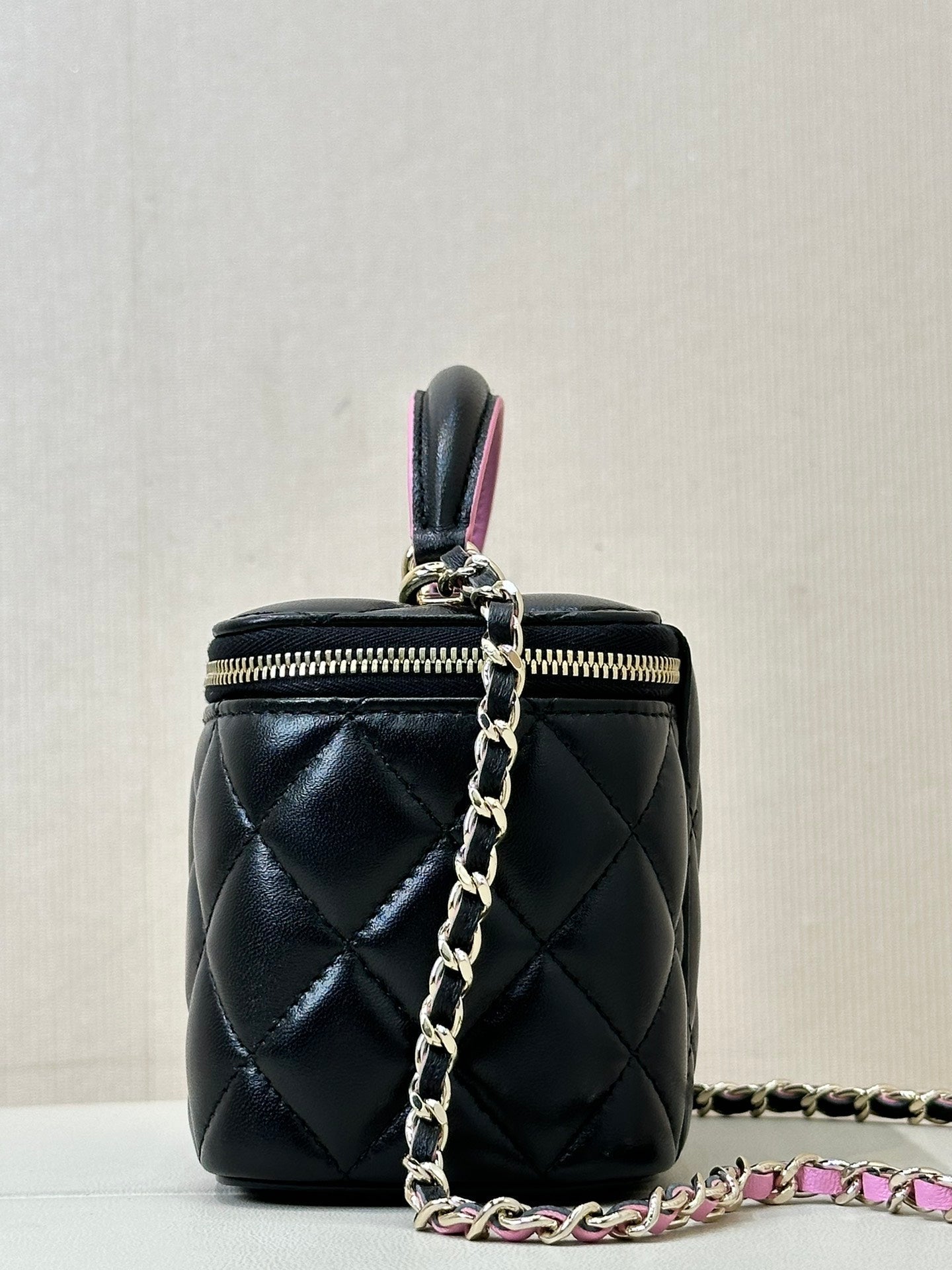 sac bandoulière vanity poignée supérieure 17 cm cuir d'agneau noir rose 
