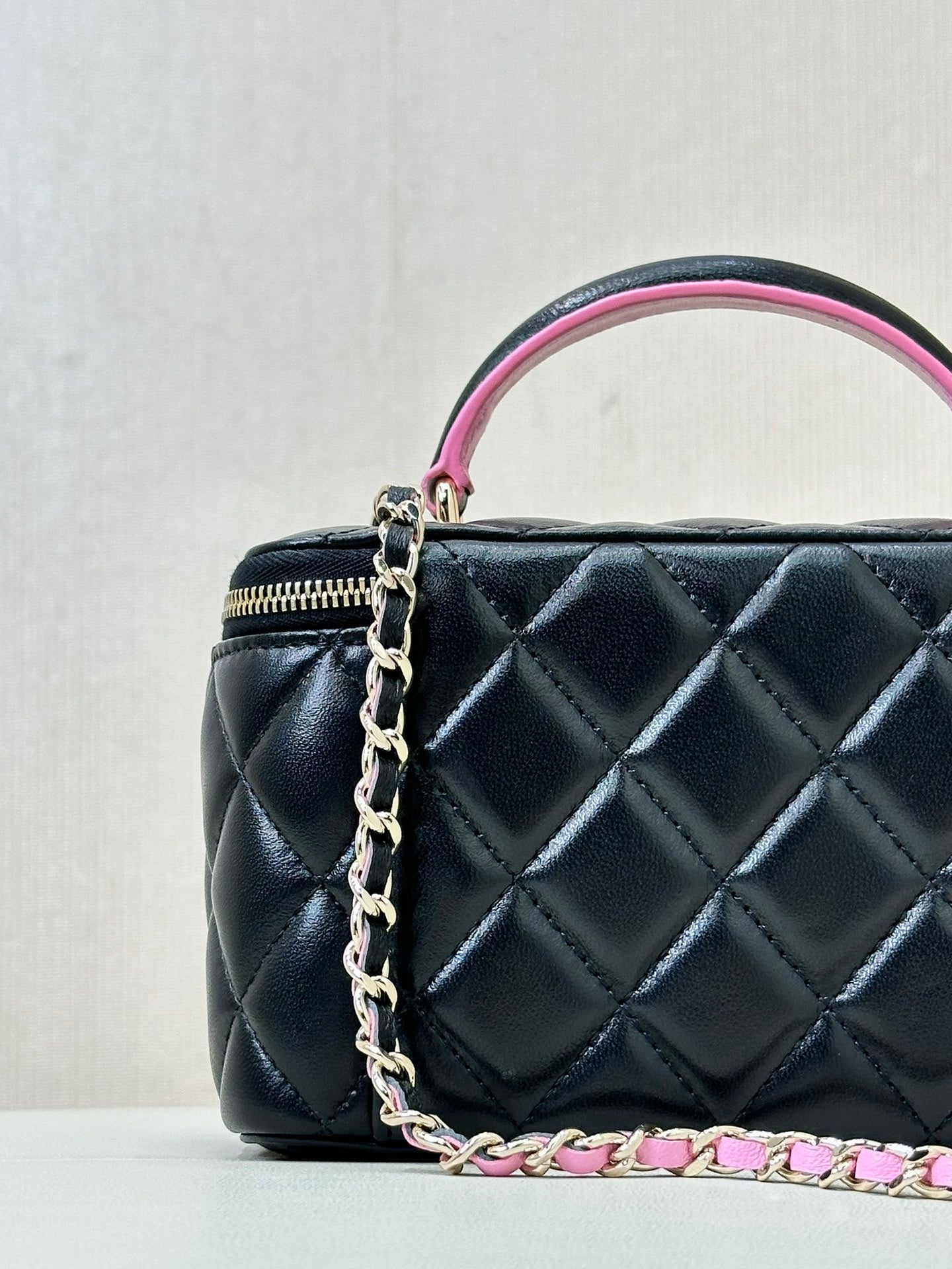 sac bandoulière vanity poignée supérieure 17 cm cuir d'agneau noir rose 