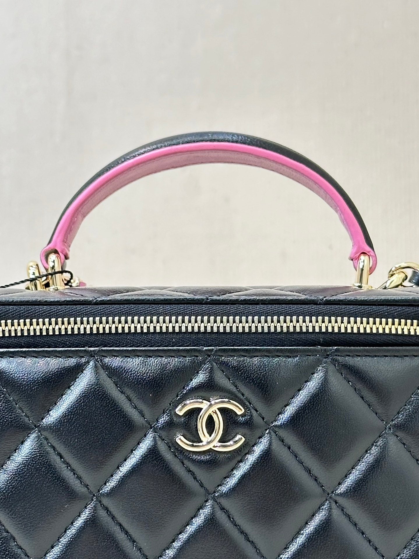 sac bandoulière vanity poignée supérieure 17 cm cuir d'agneau noir rose 