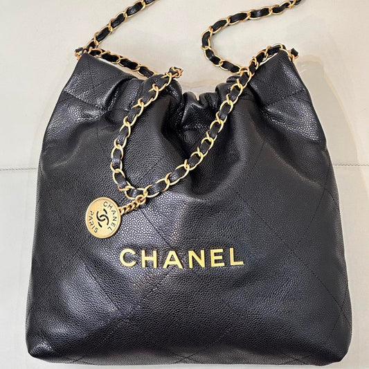 Sac Hobo CC 22 35 cm en cuir de veau grainé noir, accessoires dorés