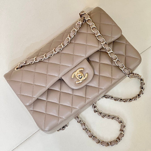 クラシックフラップ 23cm ベージュラムスキン ライトゴールド金具