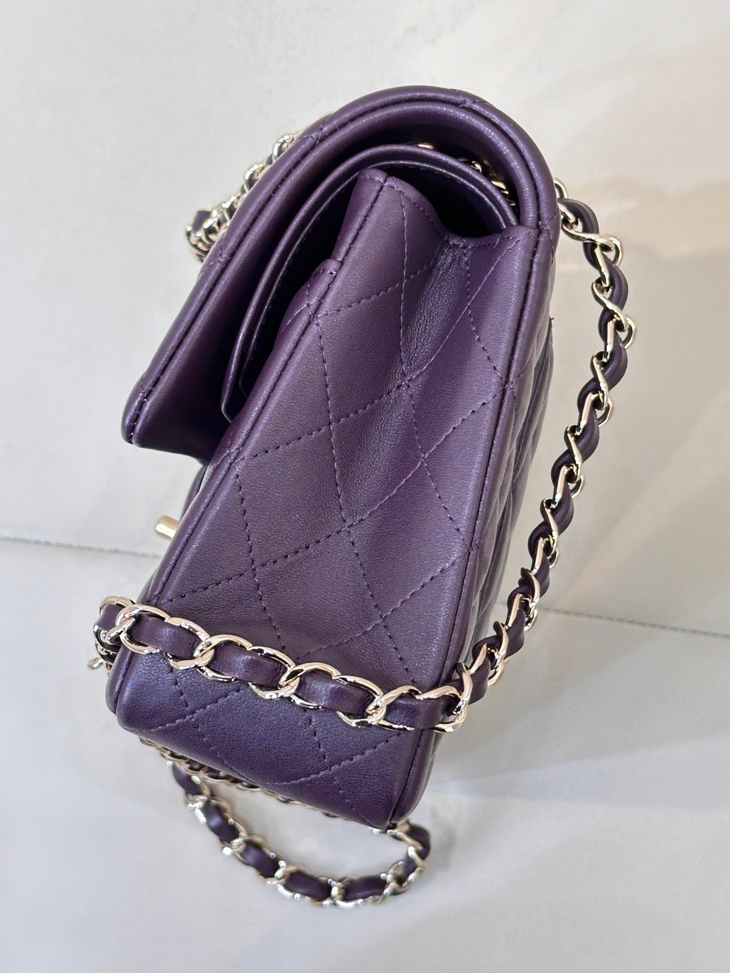 クラシックフラップ 25cm バイオレットラムスキン ライトゴールド金具