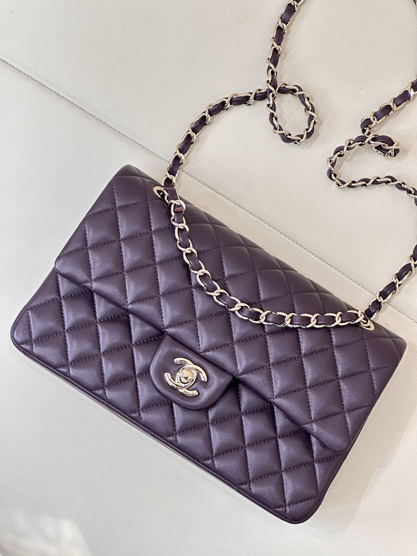 クラシックフラップ 25cm バイオレットラムスキン ライトゴールド金具