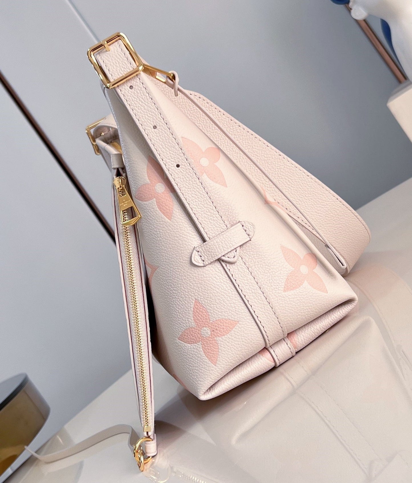 Sac fourre-tout PM 29 en cuir de vachette grainé rose clair avec monogramme 