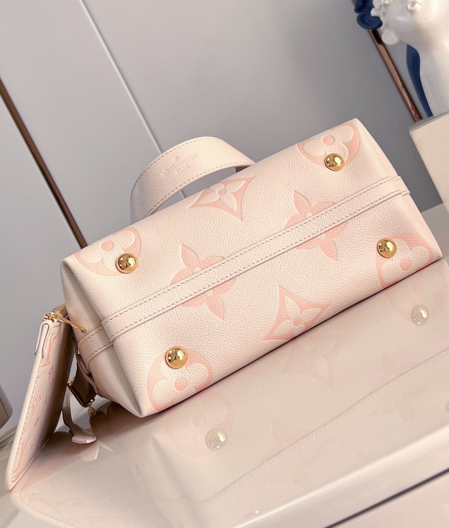 Sac fourre-tout PM 29 en cuir de vachette grainé rose clair avec monogramme 