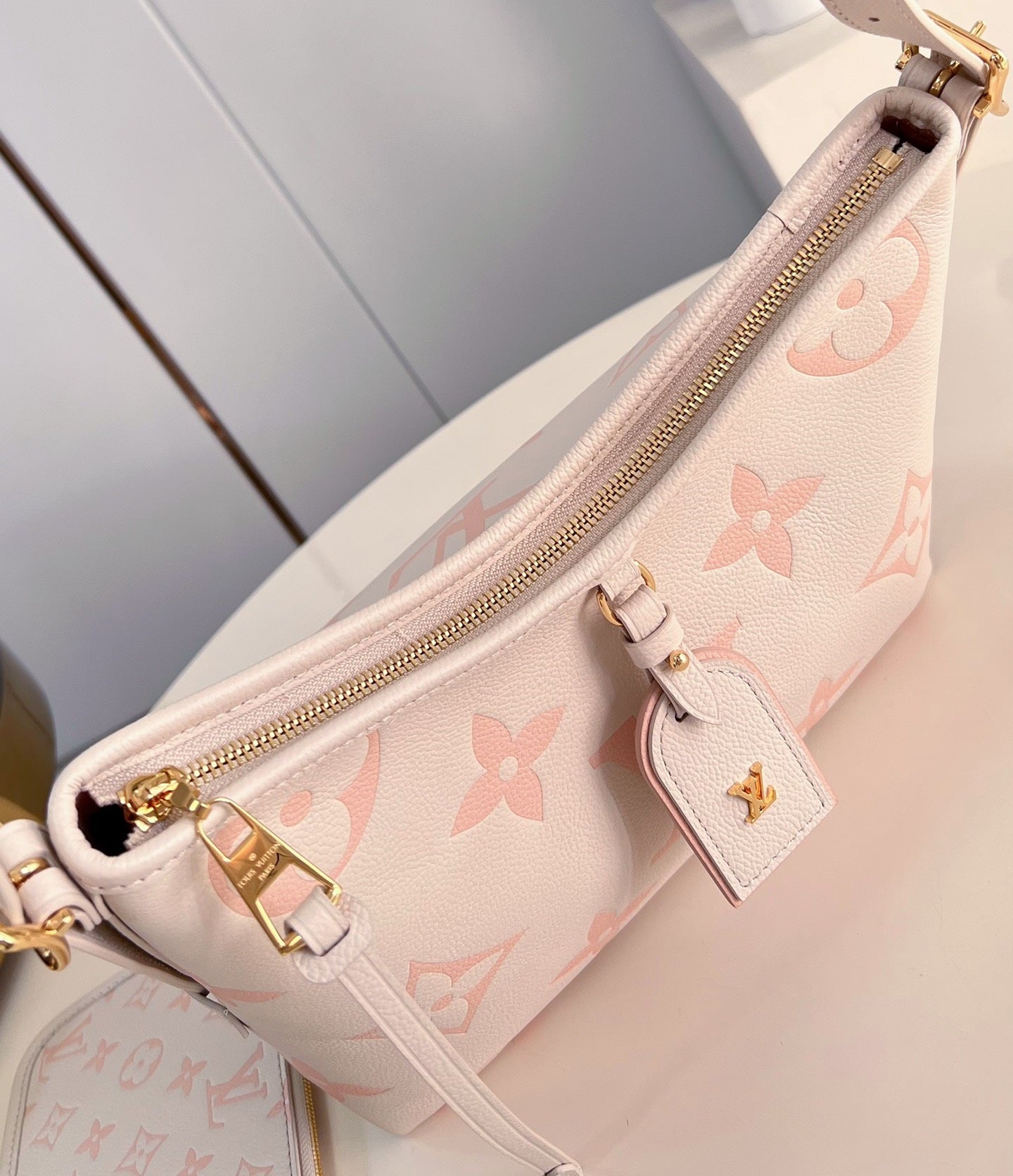 Sac fourre-tout PM 29 en cuir de vachette grainé rose clair avec monogramme 