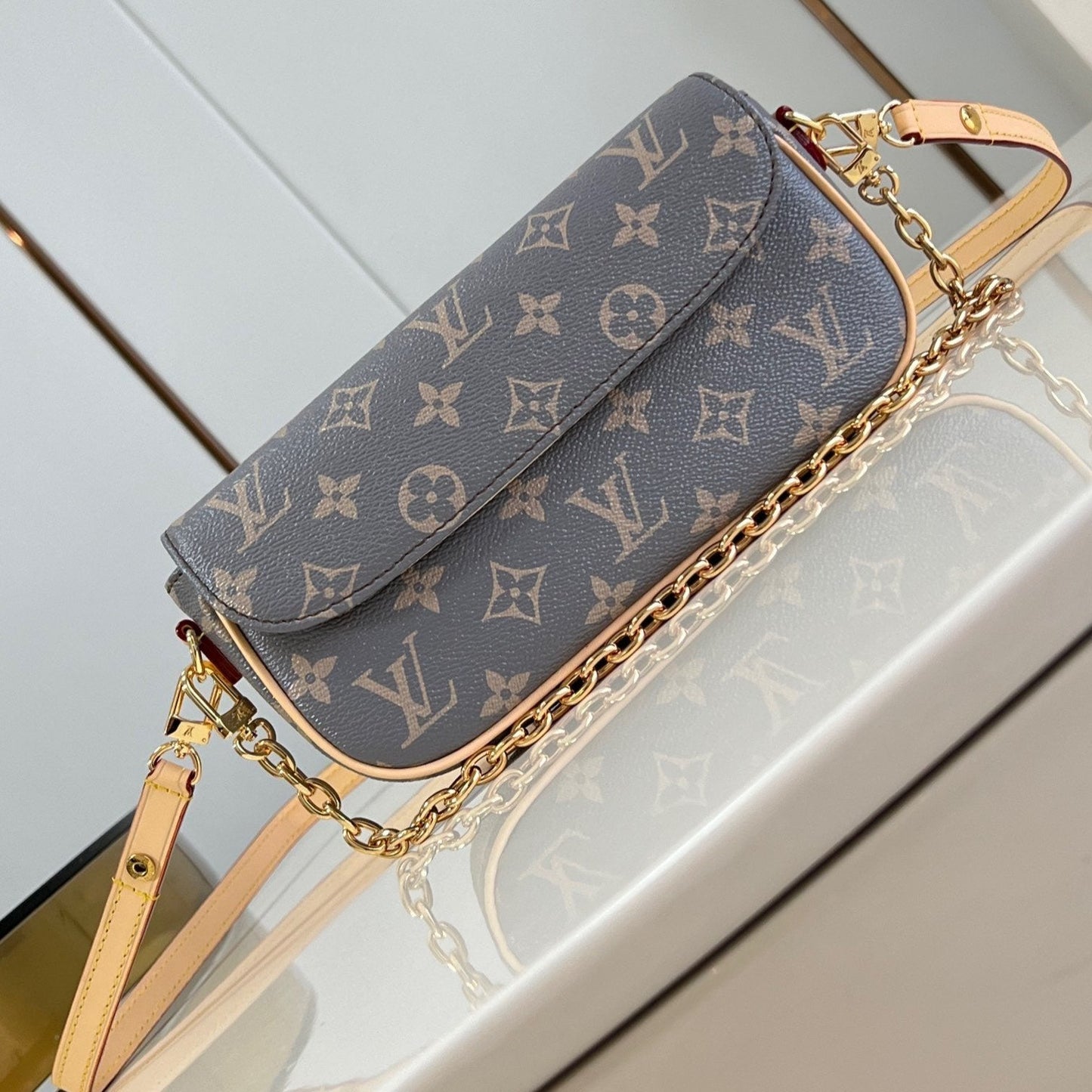 LV Woc Ivy 23,5 en toile grise monogrammée