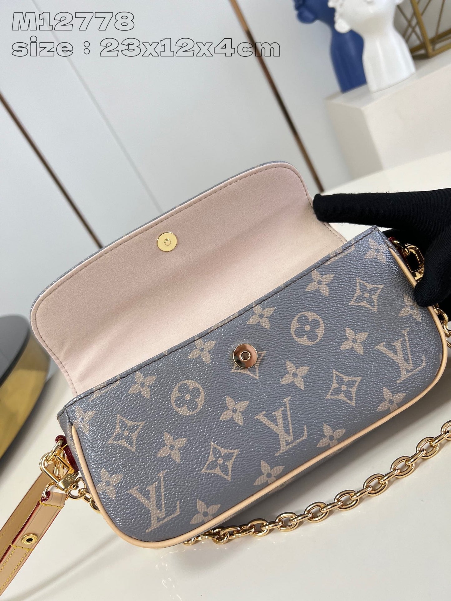 LV Woc Ivy 23,5 en toile grise monogrammée