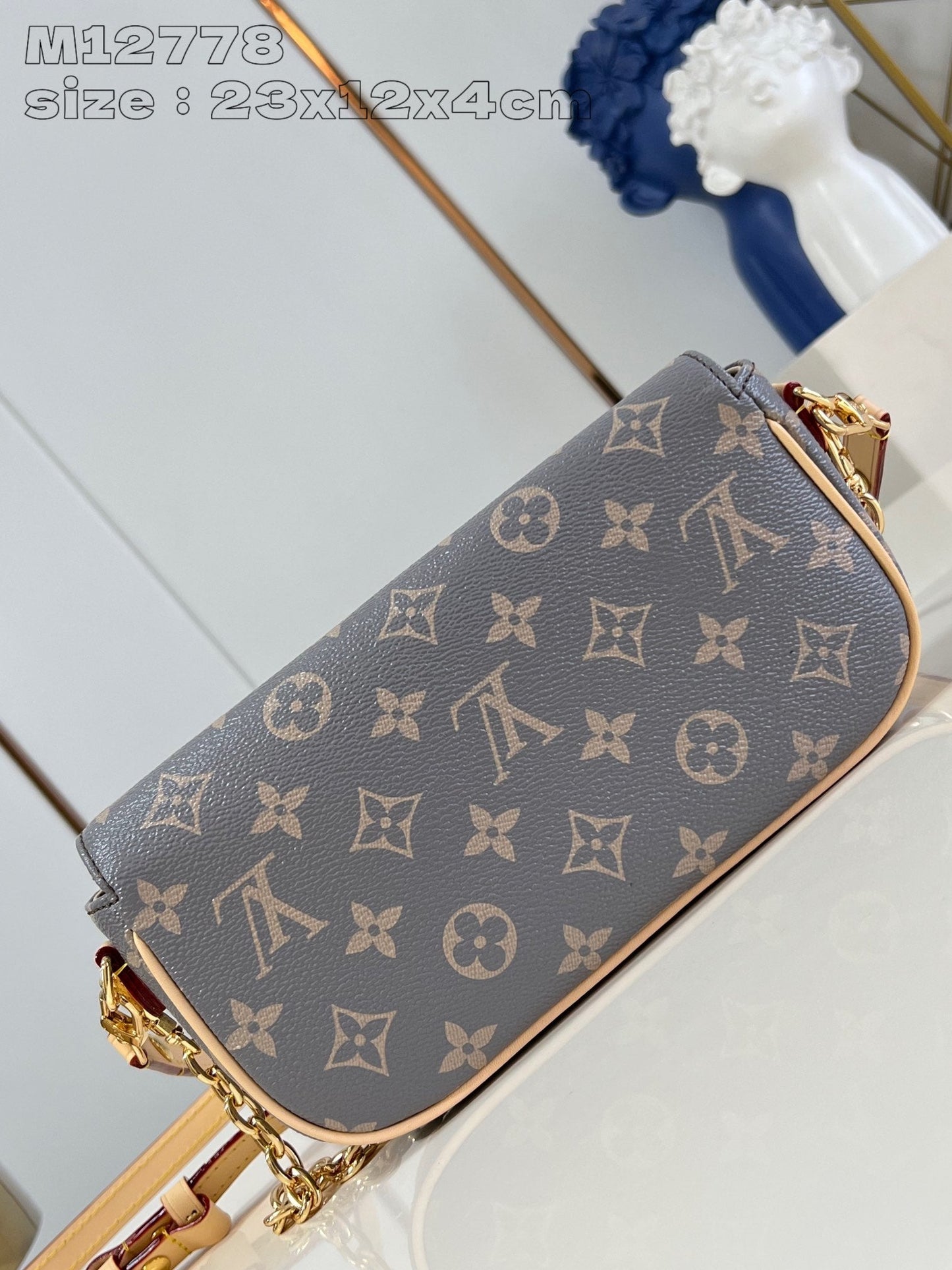 LV Woc Ivy 23,5 en toile grise monogrammée