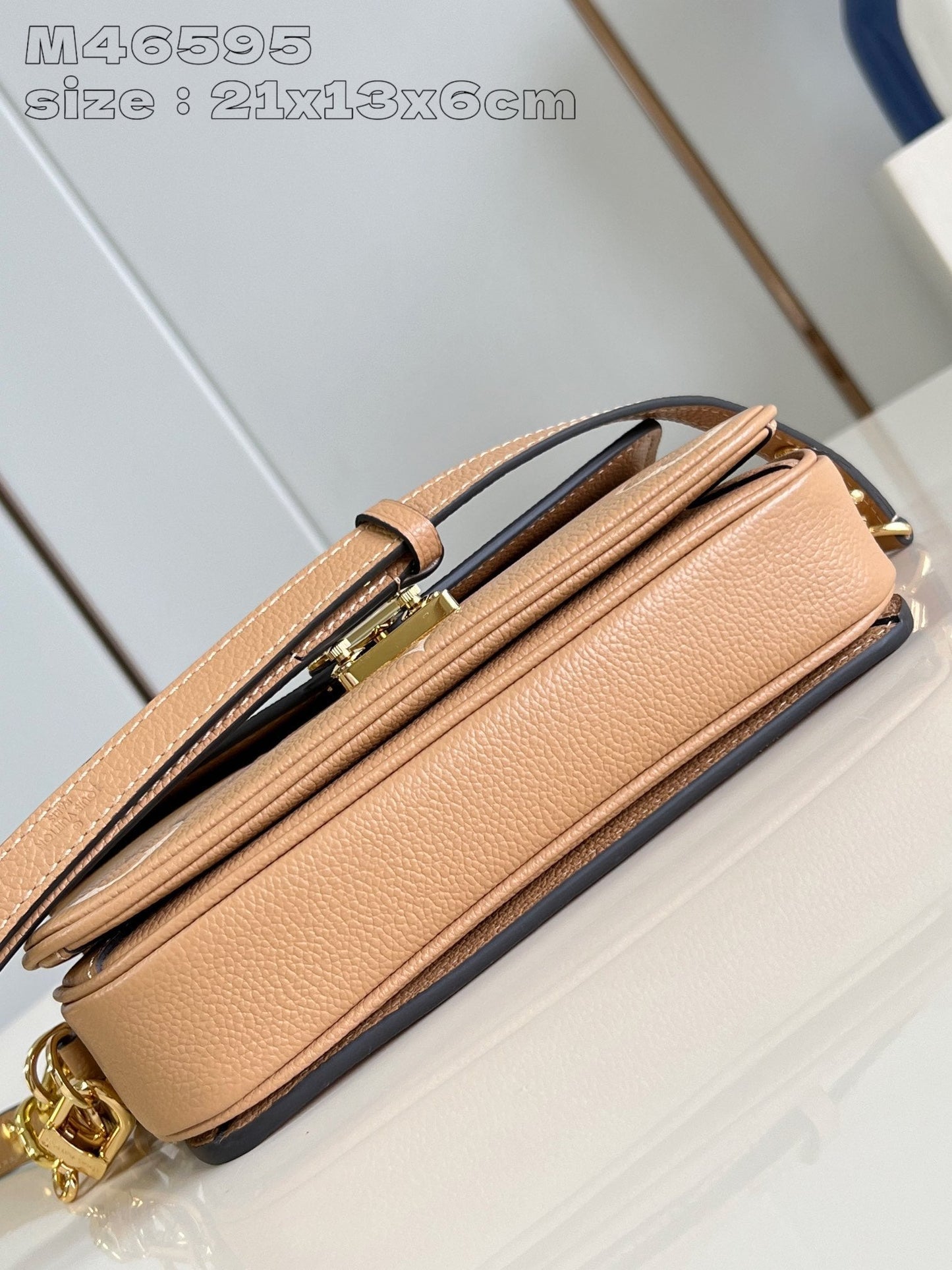 Pochette Metis East West 21,5 en cuir de veau monogrammé marron et blanc